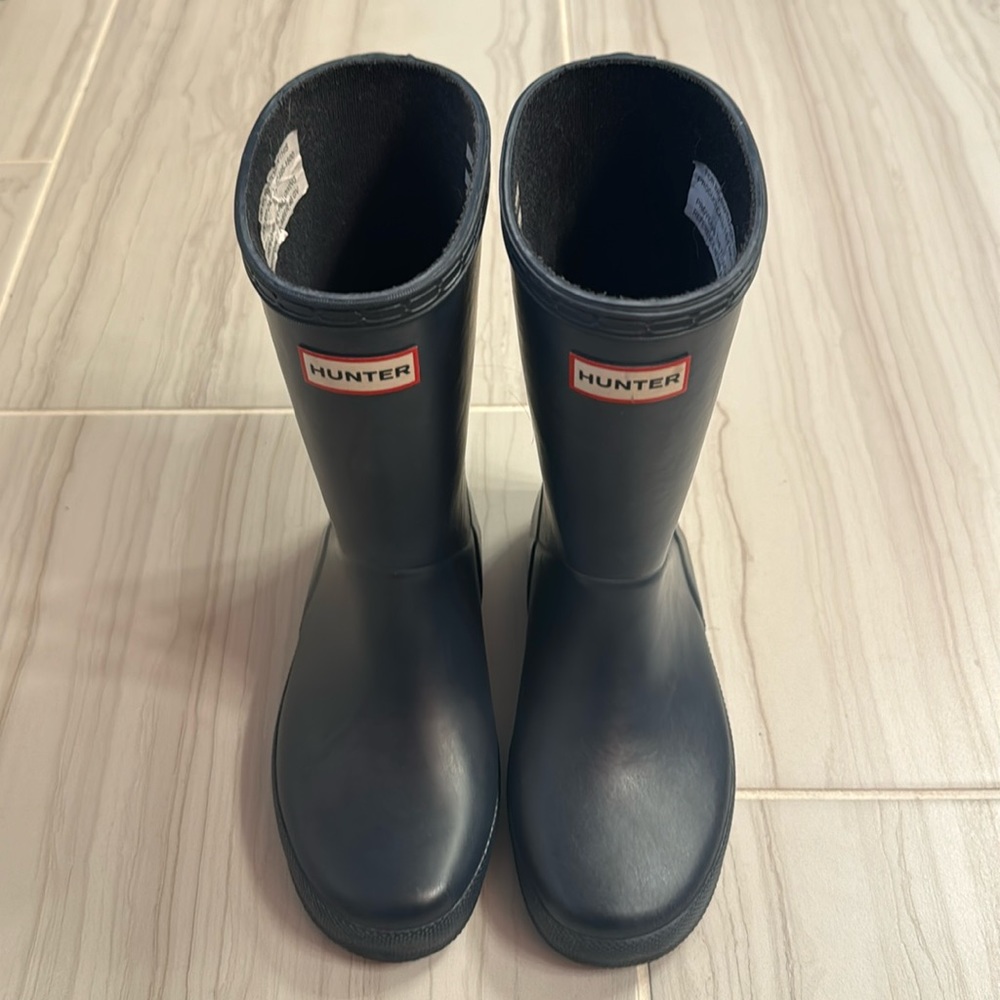 Hunter Kids Navy Rain Boots with Red Logo
